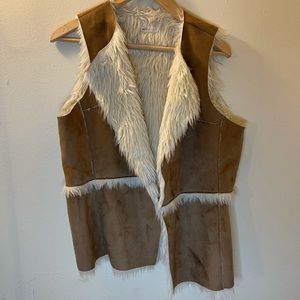 Hollister beige fuzzy vest